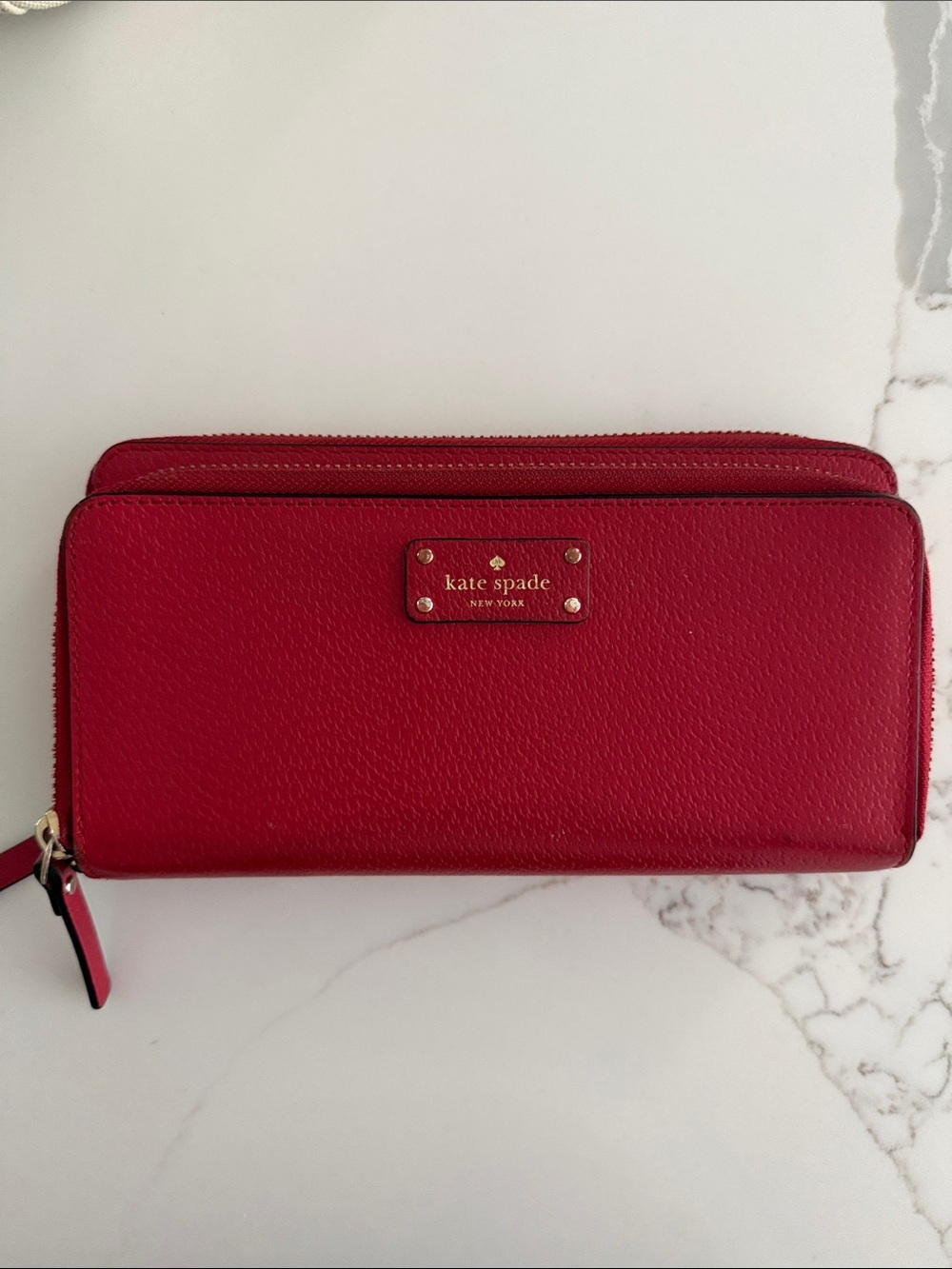 kate spade red pebbled leather zip wallet with logo plaque